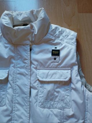 Blauer chaleco de plumas