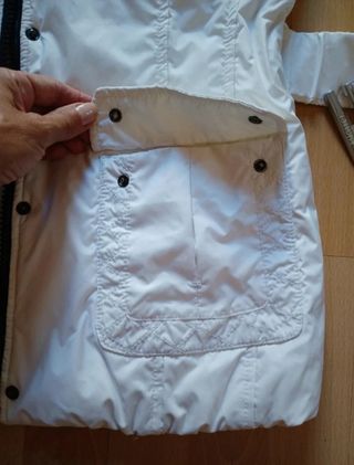 Blauer chaleco de plumas