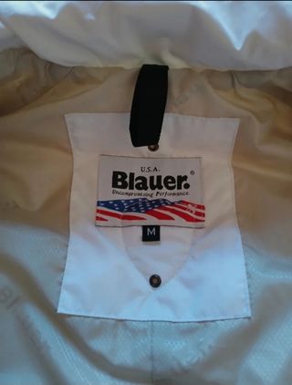 Blauer chaleco de plumas