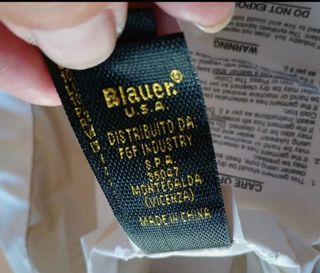 Blauer chaleco de plumas