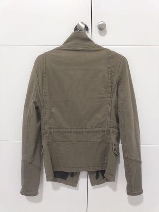 Chaqueta grisverdosa Bershka mujer