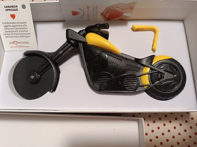 Taglia pizza a forma di moto 