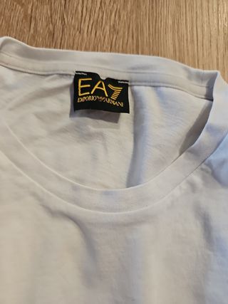 Armani, camiseta blanca en manga corta. EA