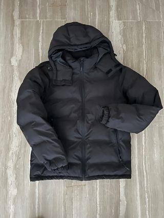 Plumas Pull Bear negro