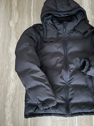 Plumas Pull Bear negro