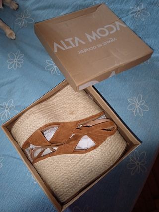 Sandalias de cuña camel