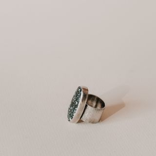 Anillo de plata de ley y canto rodado