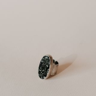 Anillo de plata de ley y canto rodado