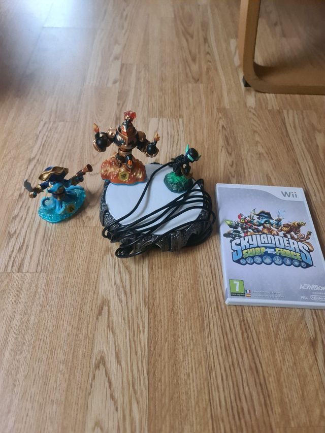 Juego de la wii- skylanders, plataforma,muñecos
