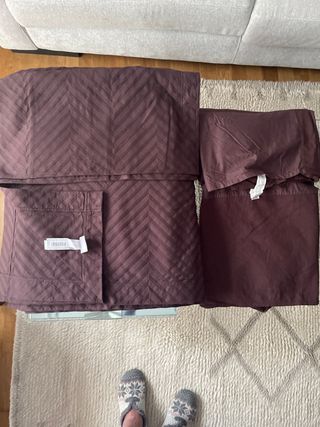 Colcha cojin y cubre canape en granate