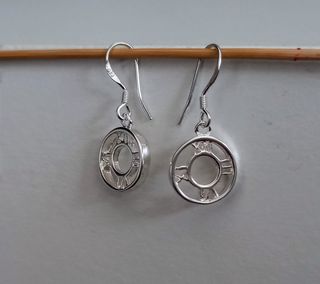 Pendientes números romanos.