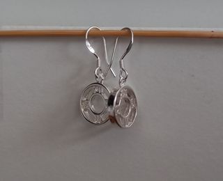 Pendientes números romanos.