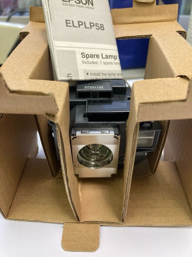 Epson ELPLP58 lámpara proyector original. Nueva 