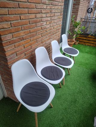 Ser de 4 sillas blancas estilo nórdico