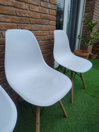 Ser de 4 sillas blancas estilo nórdico