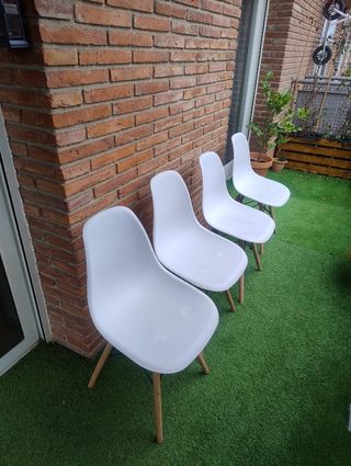 Ser de 4 sillas blancas estilo nórdico