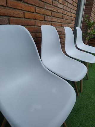 Ser de 4 sillas blancas estilo nórdico