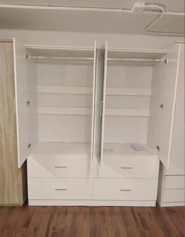 Armario Elegante de 4 Puertas: Espacio y Estilo