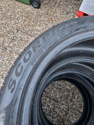 285 40 22 110W Pirelli Scorpion Winter