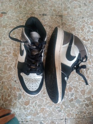 Jordan 1 color marrón y negro