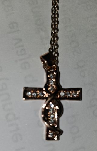 Cruz en oro rosa con circonitas