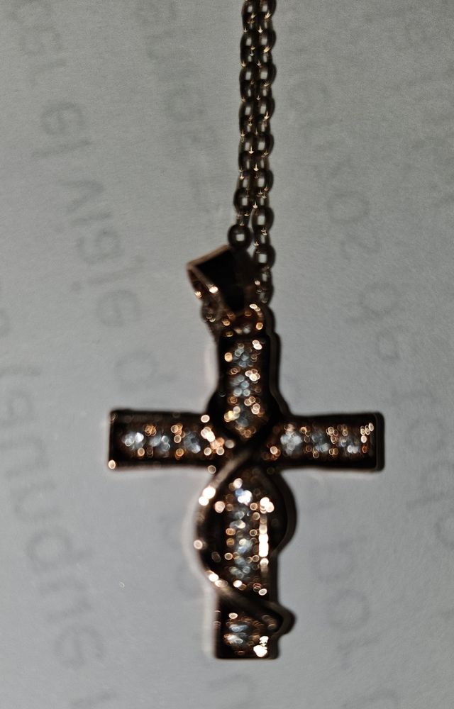 Cruz en oro rosa con circonitas