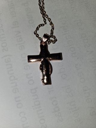 Cruz en oro rosa con circonitas