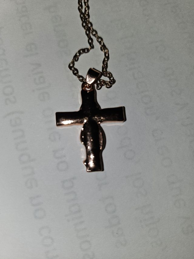 Cruz en oro rosa con circonitas