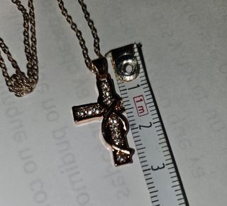 Cruz en oro rosa con circonitas