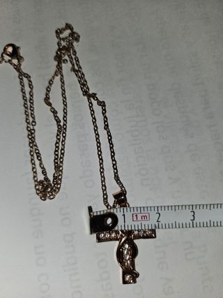 Cruz en oro rosa con circonitas