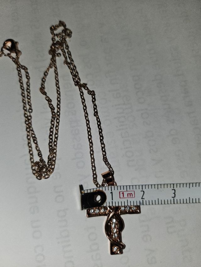 Cruz en oro rosa con circonitas