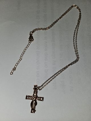 Cruz en oro rosa con circonitas