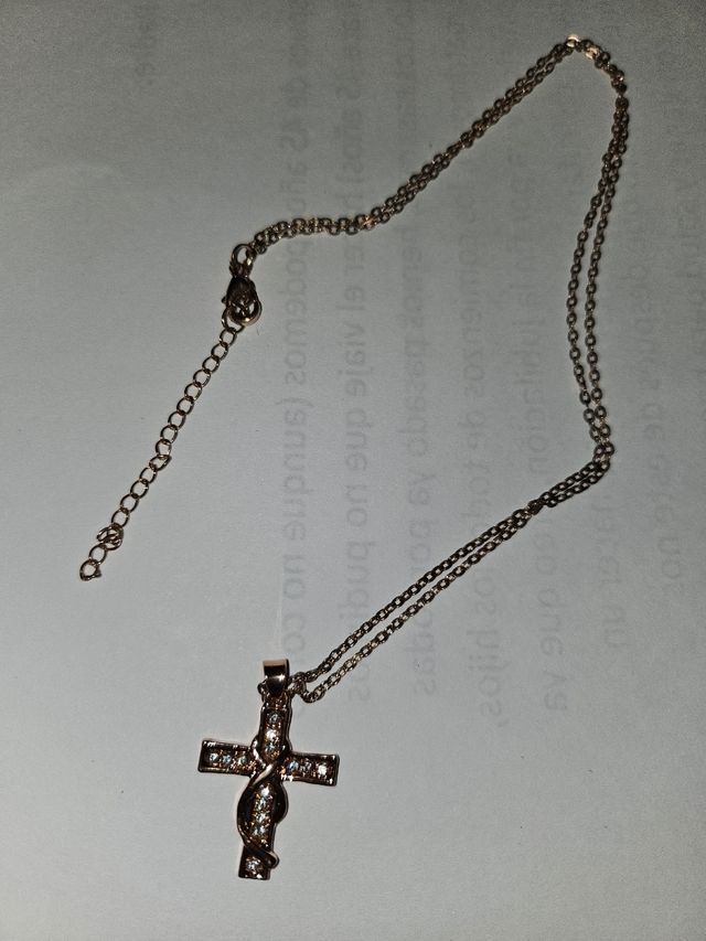 Cruz en oro rosa con circonitas