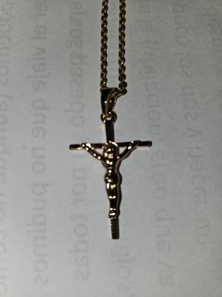 Crucifijo con cadena