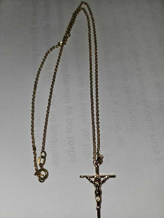 Crucifijo con cadena