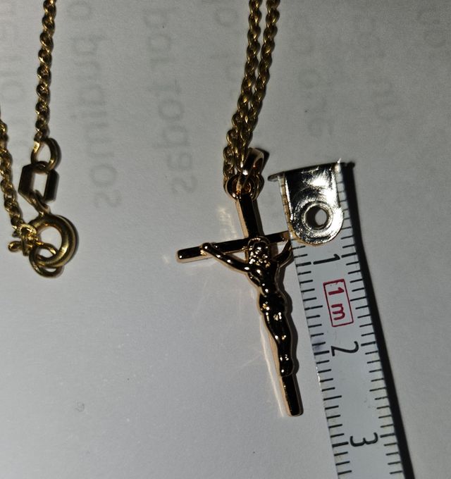 Crucifijo con cadena