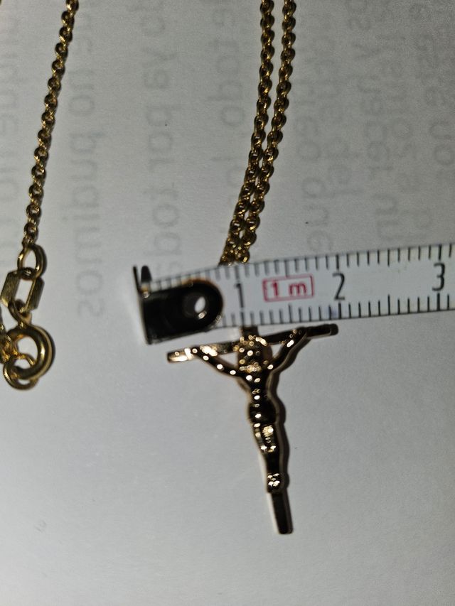 Crucifijo con cadena