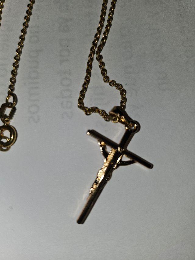 Crucifijo con cadena