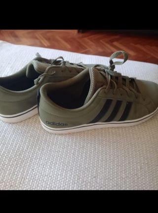 Tenis Hummel verde oliva talla 42,50 como nuevo