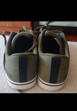 Tenis Hummel verde oliva talla 42,50 como nuevo