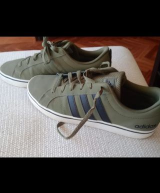 Tenis Hummel verde oliva talla 42,50 como nuevo