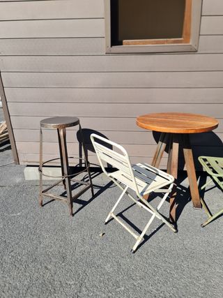 Mesa 60 cm. Con patas metal centrales