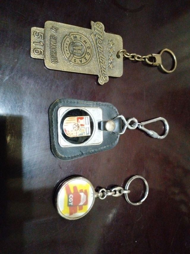 Llaveros variados.