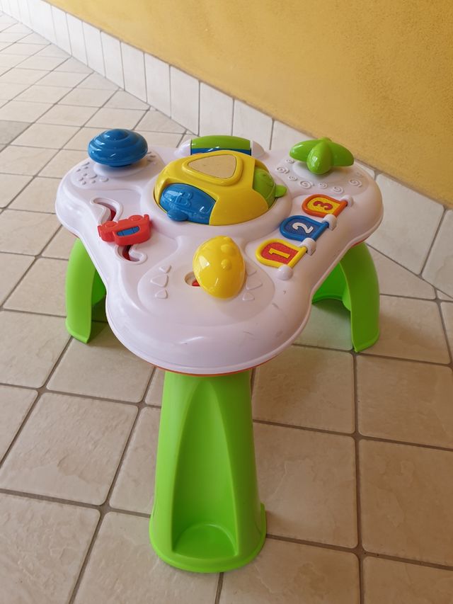 Vari giochi e cestino per prodotti bimbo