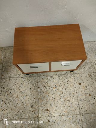 Mesa baja de oficina con ruedas