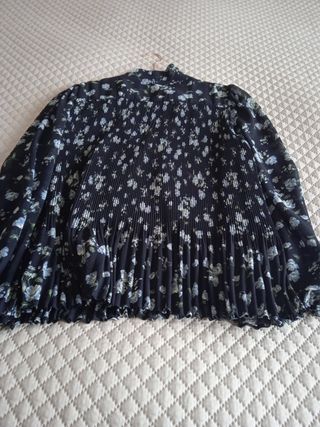 Camisa preta com flores