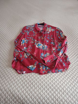 Camisa vermelha com flores