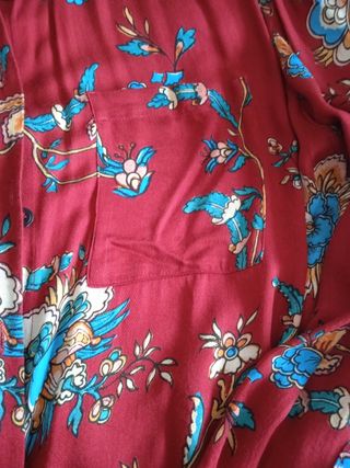 Camisa vermelha com flores