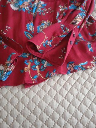 Camisa vermelha com flores