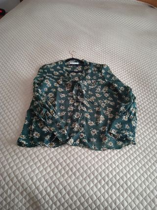 Camisa fluida verde com flores